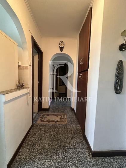 Apartament cu 3 camere decomandat, mobilat în Dacia