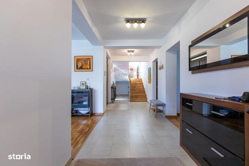 Casă cu 4 camere cu Teren 1617 Mp în Central