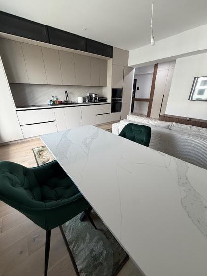 Apartament cu 3 camere semidecomandat, mobilat în Central