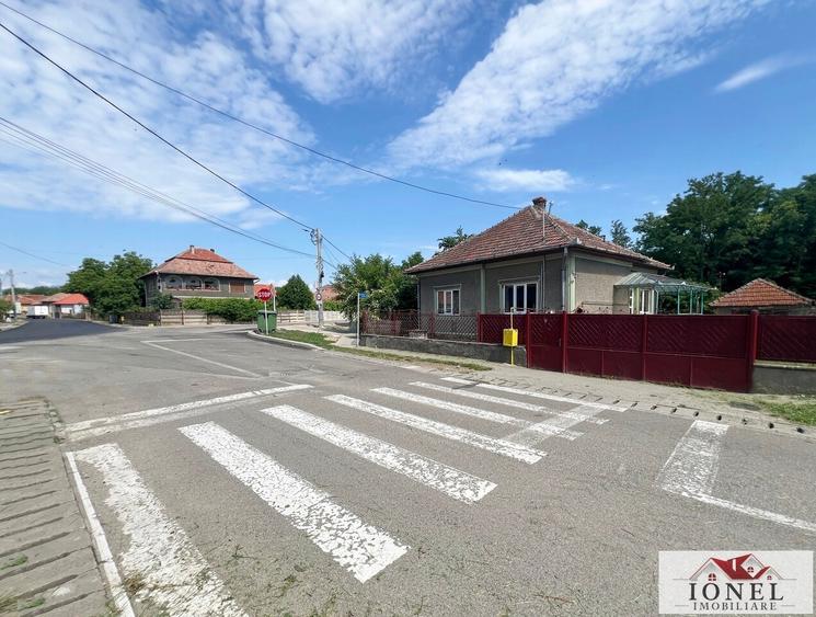 Casă individuală cu 3 camere cu Canalizare în Est