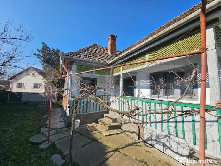 Casa din caramida, 4 camere, ?ura ?i curte mare S - 2