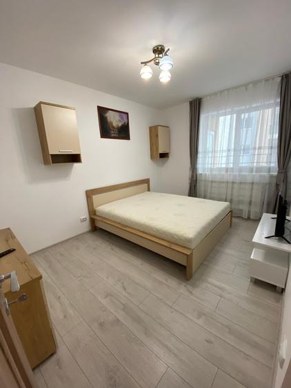 Apartament cu 3 camere semidecomandat în Florești