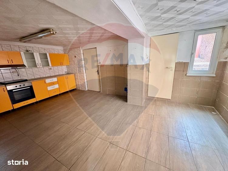 Casă cu 4 camere în Central