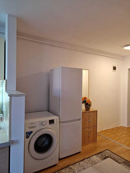 Apartament cu 3 camere semidecomandat în Florești