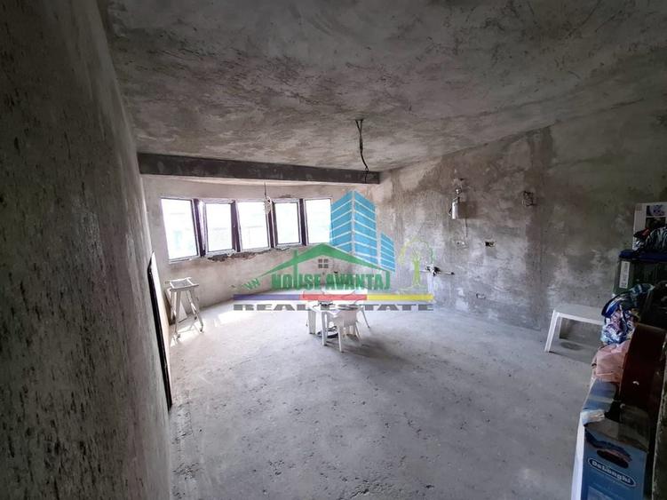 Casă cu 5 camere cu Teren 2428 Mp în Central