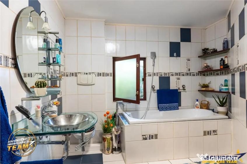 Casă cu 5 camere cu Teren 893 Mp în Central