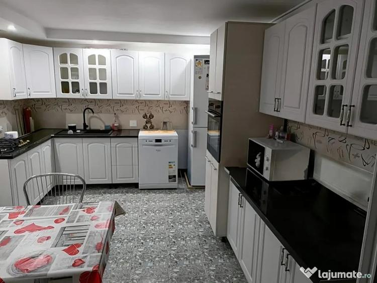 Casă cu 4 camere în Central