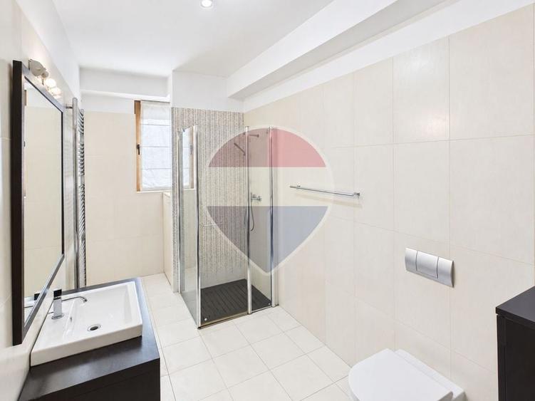 Penthouse cu 4 camere decomandat în Băneasa