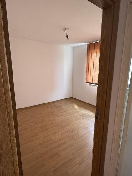 Apartament cu 3 camere semidecomandat în Cet
