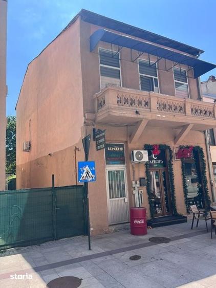 Casă cu 8 camere cu Teren 150 Mp în Ultracentral