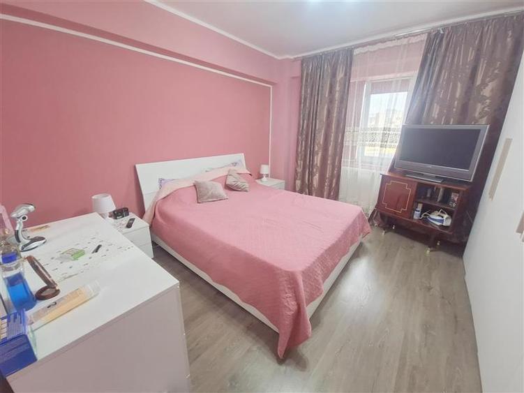 Apartament cu 3 camere semidecomandat, mobilat în Milcov