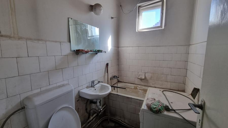 Apartament cu 3 camere semidecomandat în Central