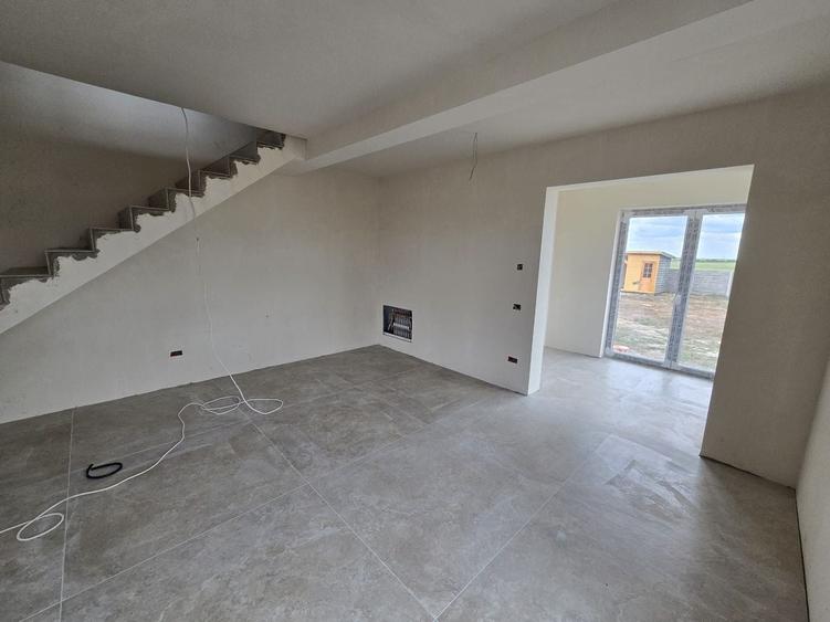 Duplex cu 4 camere cu Canalizare în Sânandrei