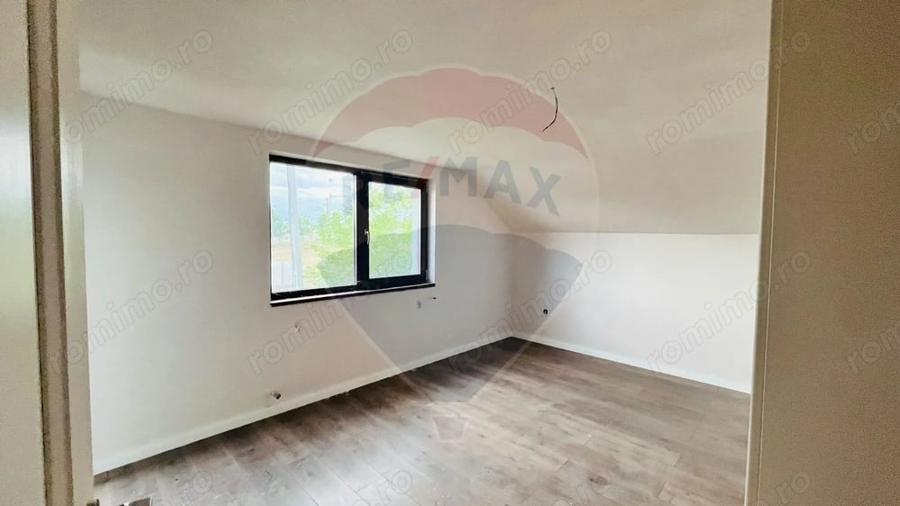 Casă cu 4 camere cu Teren 300 Mp în Hidiș