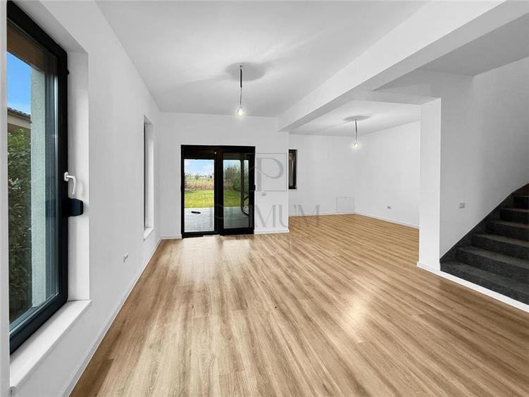 Duplex cu 4 camere cu Canalizare în Moșnița Nouă