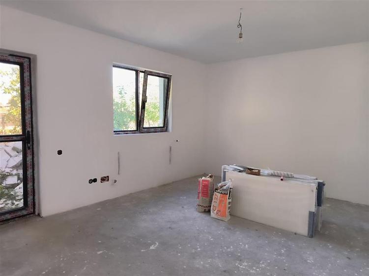Casă cu 3 camere cu Canalizare în Pădureni