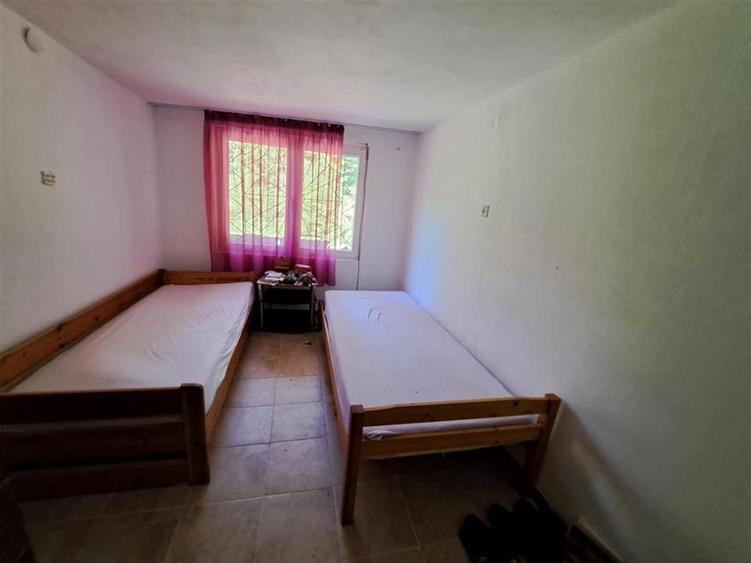 Casă individuală cu 7 camere cu Teren 1660 Mp în Pietroasa