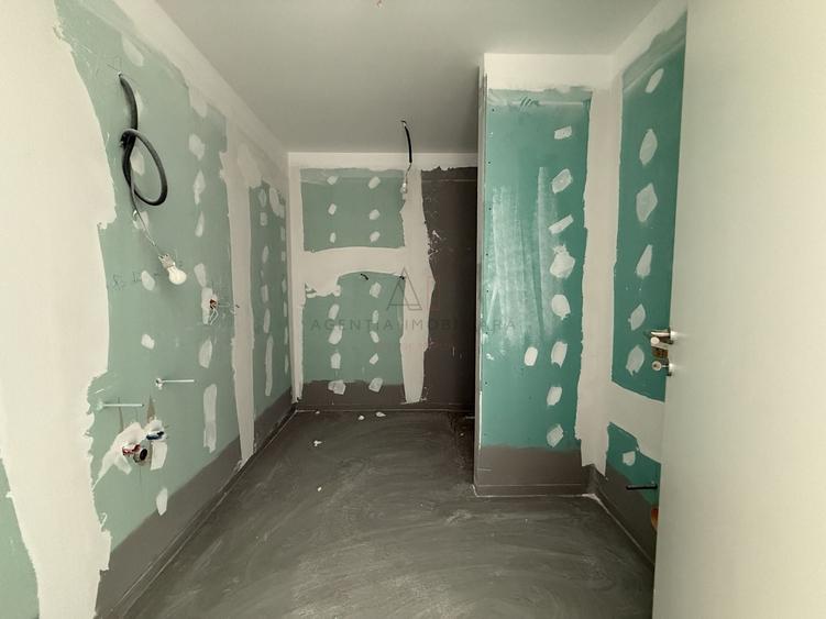 Apartament cu 5 camere semidecomandat în Aviației
