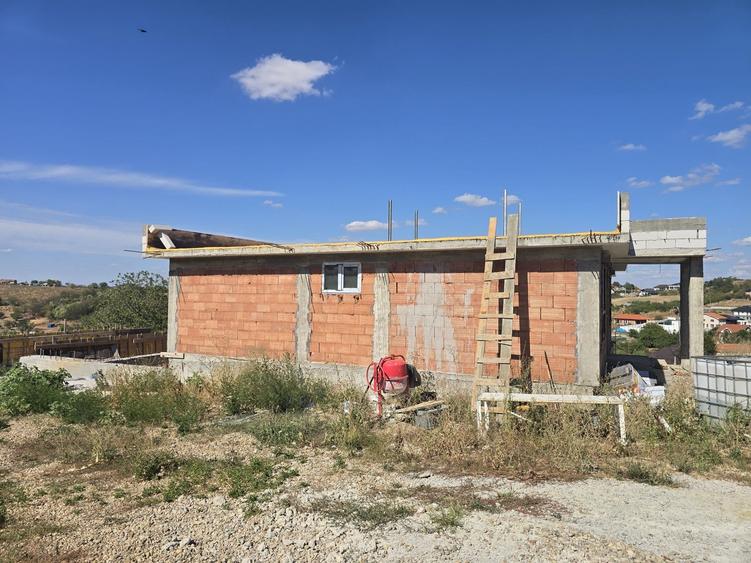 Casă cu 4 camere în Exterior Vest