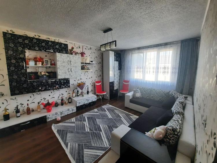 Apartament cu 3 camere decomandat în Mărăței