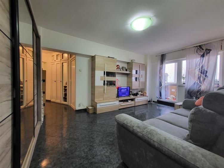 Apartament cu 3 camere semidecomandat în Titan