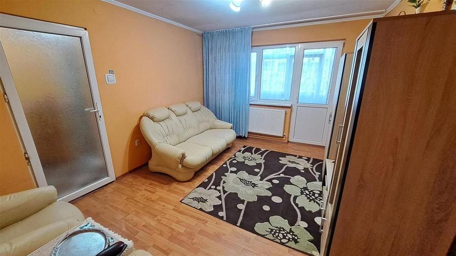 Apartament cu 3 camere semidecomandat în Viziru 1