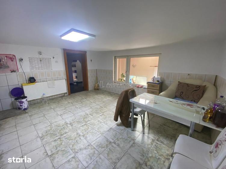 Casă cu 9 camere cu Teren 2892 Mp în Obreja