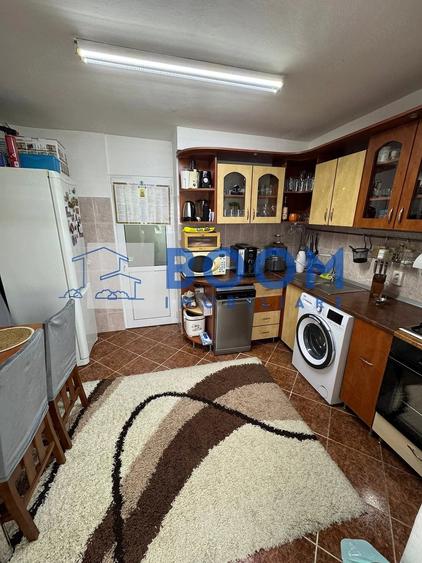 Apartament cu 3 camere decomandat în Căzănești (Râmnicu Vâlcea)