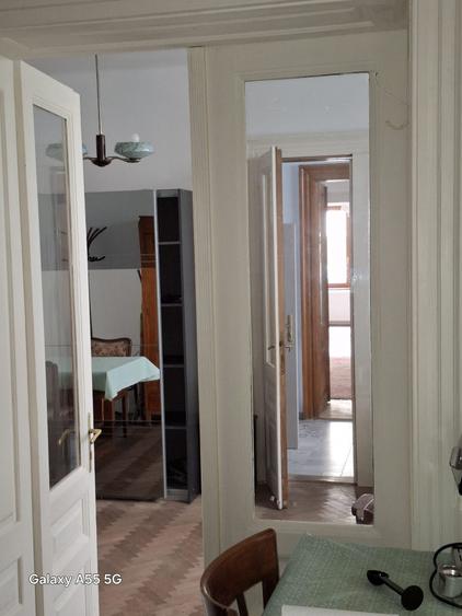 Apartament cu 3 camere semidecomandat în Schei