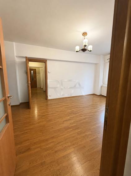 Apartament cu 3 camere decomandat în Drumul Taberei