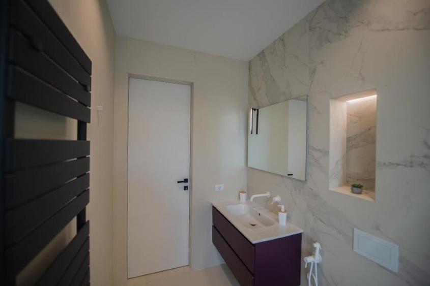Apartament cu 3 camere decomandat, mobilat în Central