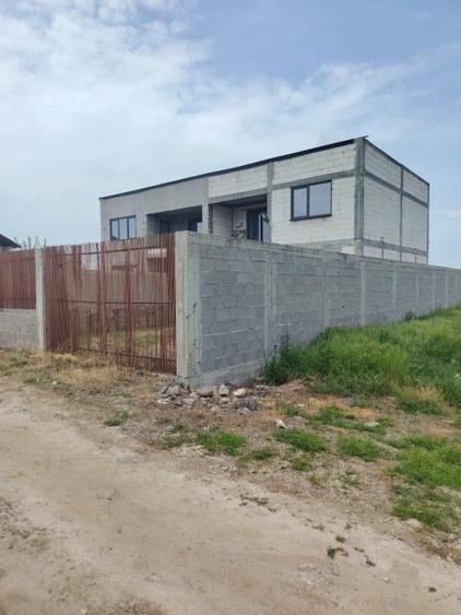 Casă individuală cu 4 camere cu Teren 250 Mp în Cernele