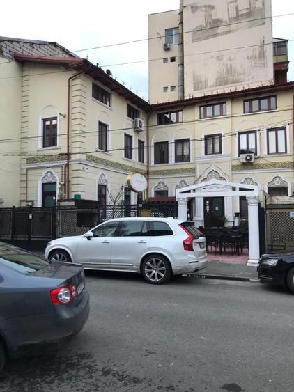 Casă individuală cu 9 camere cu Canalizare în Tineretului