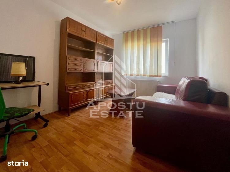 Apartament cu 3 camere decomandat în Roșia