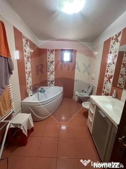 Casă cu 5 camere cu Teren 679 Mp în Central