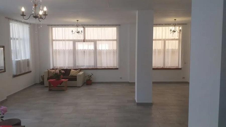 Birou, de 450 mp, în Central