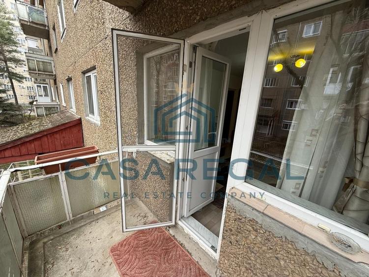 Apartament cu 3 camere semidecomandat, mobilat în Rogerius