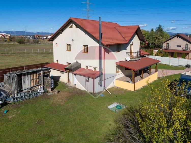 Casă individuală cu 4 camere cu Teren 2389 Mp în Sânpetru