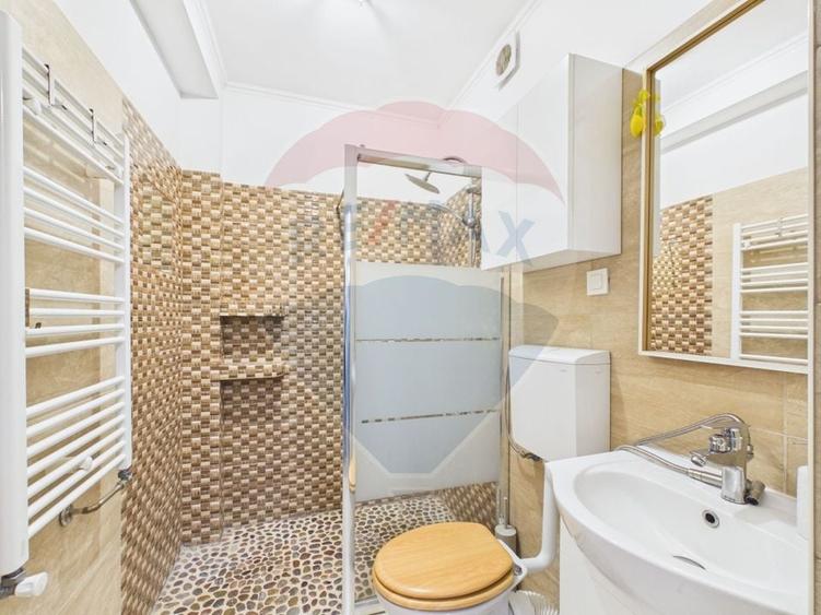 Casă individuală cu 6 camere cu Teren 881 Mp în Central