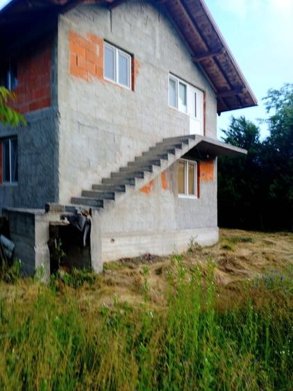 Casă cu 4 camere în Bărăști