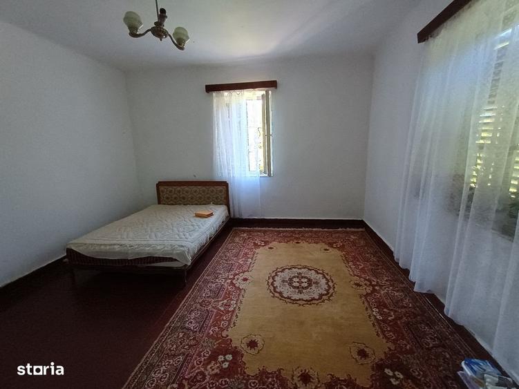 Casă cu 4 camere cu Teren 6000 Mp în Central