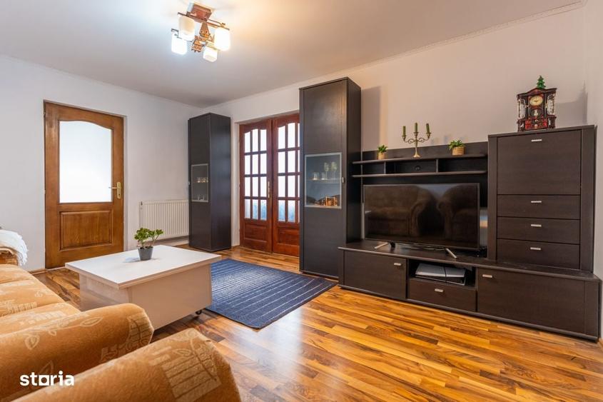 Apartament cu 3 camere semidecomandat în Stana