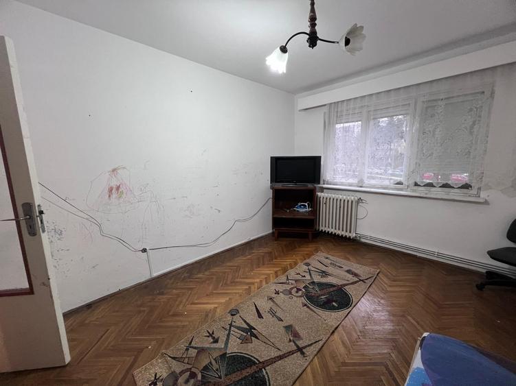 Apartament cu 3 camere decomandat în Minerul