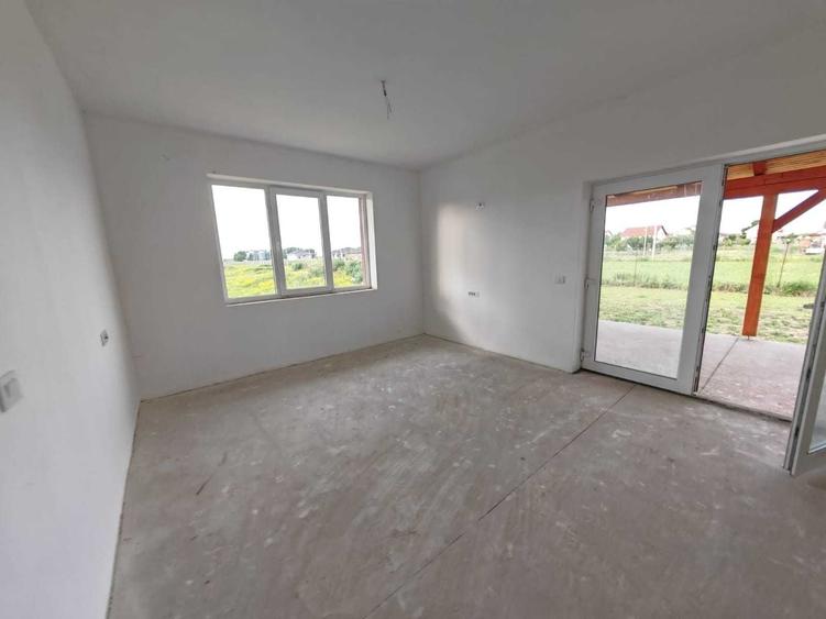 Casă cu 4 camere cu Teren 430 Mp în Biharia