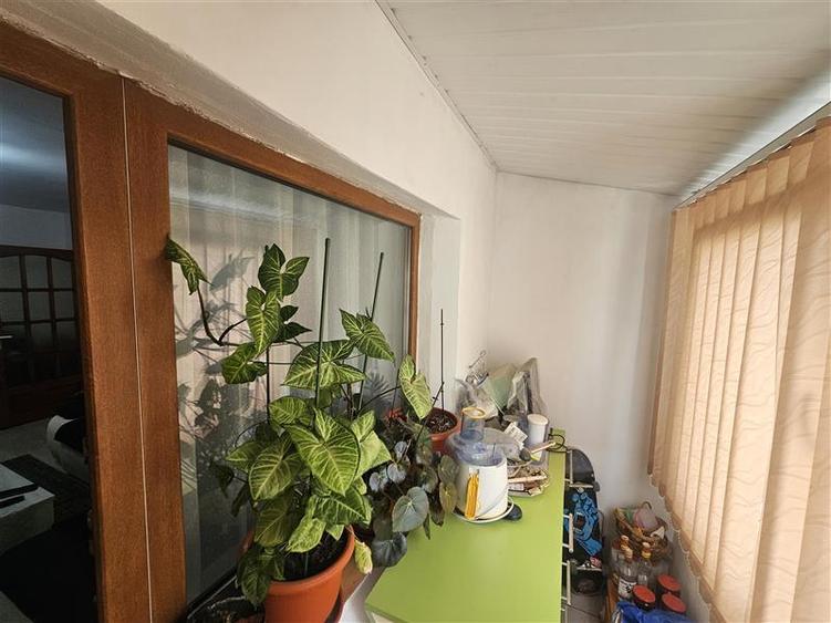 Apartament cu 3 camere decomandat, mobilat în Micro IV