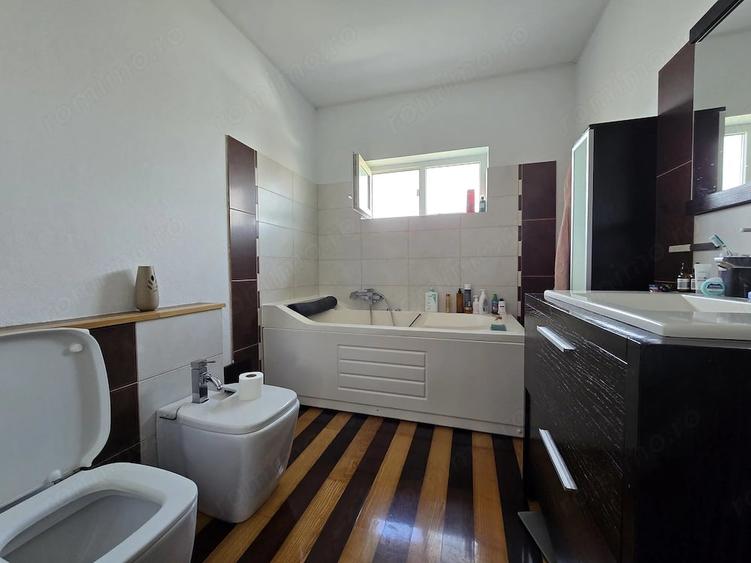 Apartament cu 3 camere decomandat în Dumbrăvița