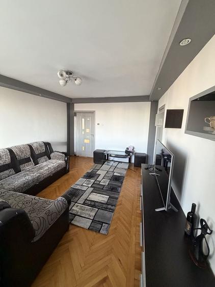 Apartament cu 3 camere semidecomandat în Exterior Vest