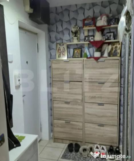 Apartament cu 3 camere semidecomandat în Podu Roș