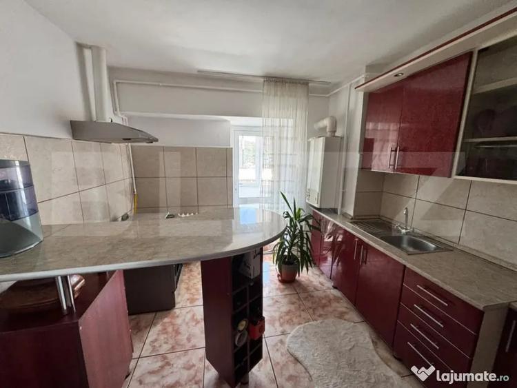 Apartament cu 3 camere decomandat în Central