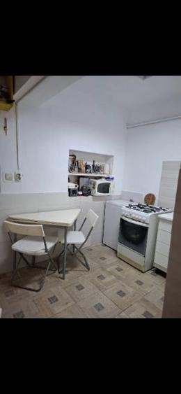 Apartament cu 3 camere decomandat în Mitropolie